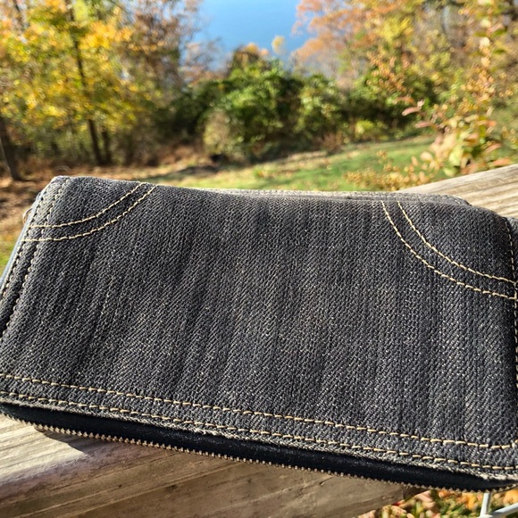 Auth Chanel dark denim zippy wallet with gold leather & CC zipper pull. - Picture 5 of 14